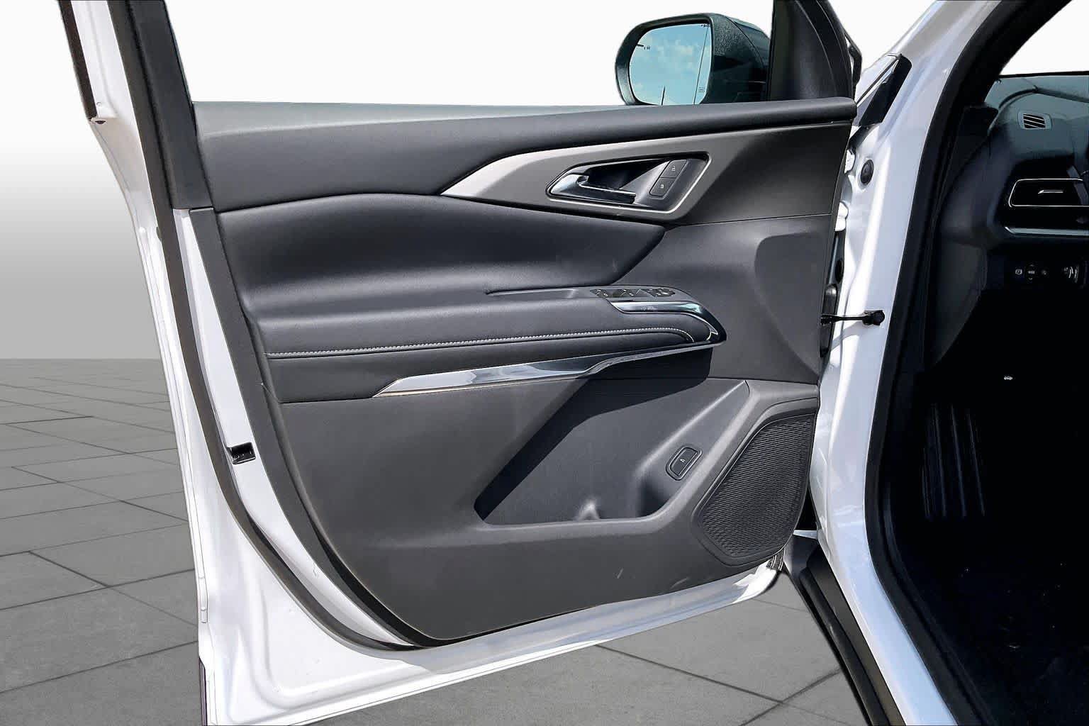 New 2027 Chevrolet Traverse LT w/ Driver Confidence Package FWD image 11