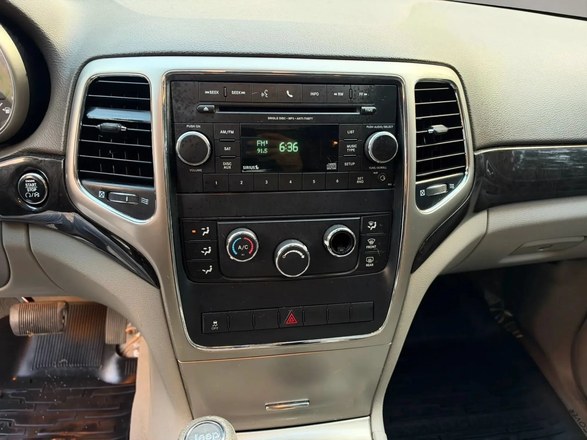 Used 2012 Jeep Grand Cherokee Laredo w/ Laredo E Group AWD/4WD image 16