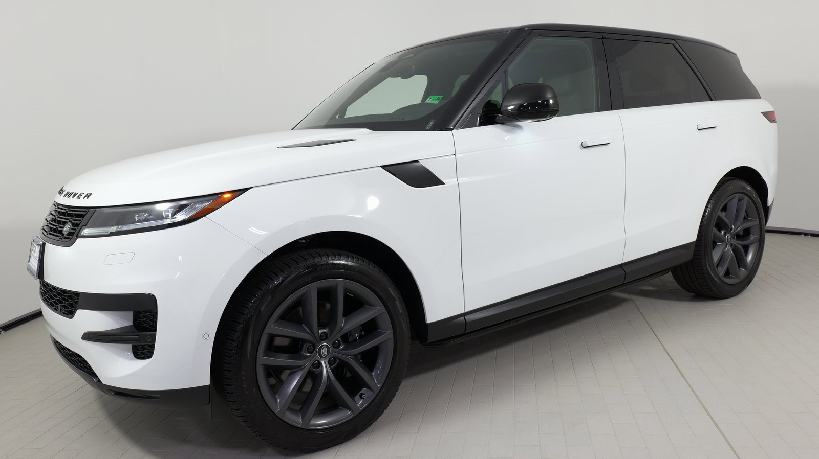 Used 2024 Land Rover Range Rover Sport SE image 4