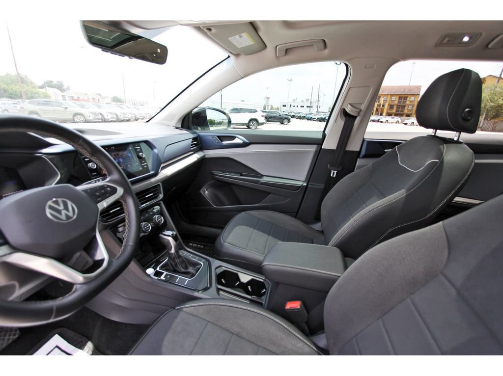 Used 2024 Volkswagen Taos SE w/ Panoramic Sunroof Package FWD image 32