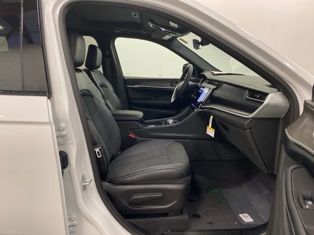 Used 2026 Jeep Grand Cherokee Laredo AWD/4WD image 24