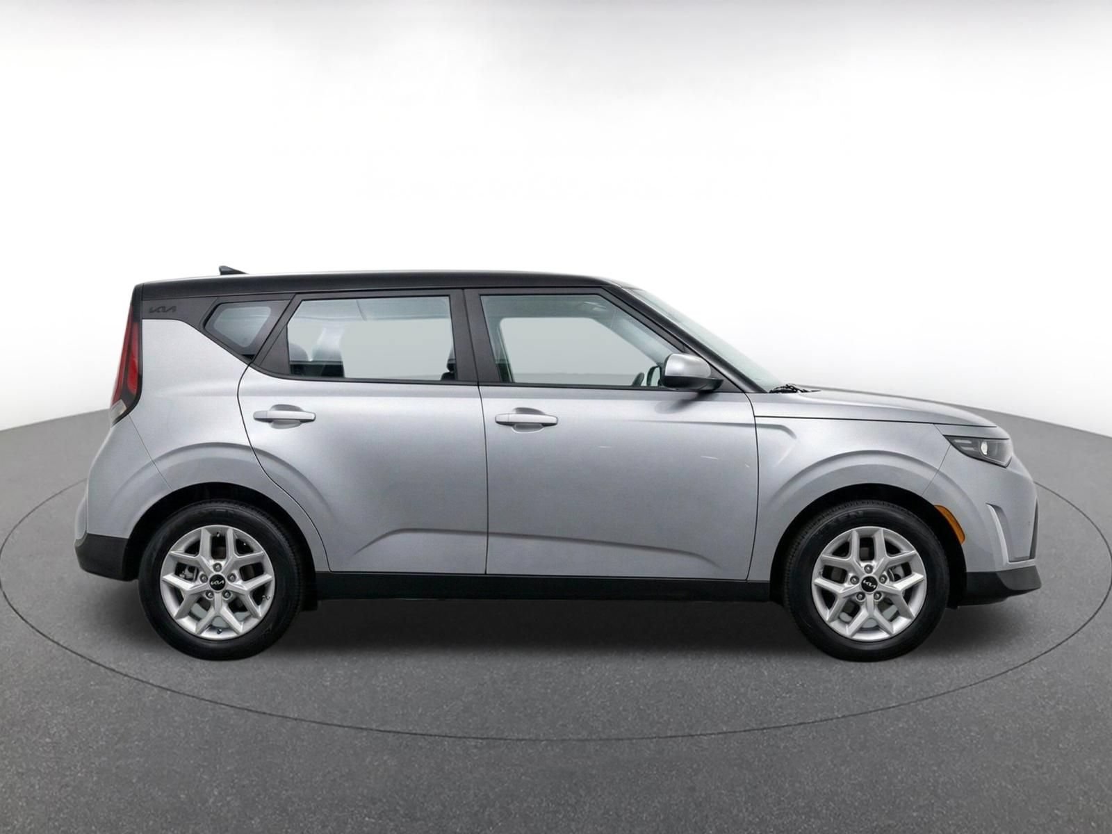 Used 2025 Kia Soul LX w/ LX Technology Package FWD image 9