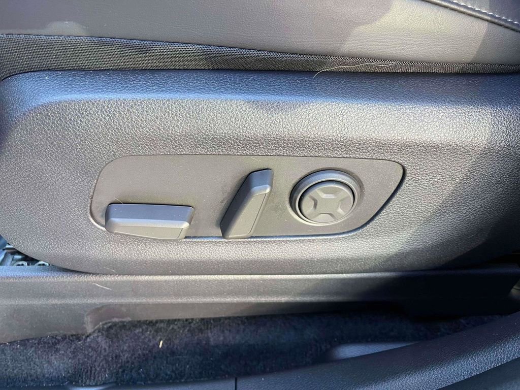 Certified 2025 Kia Carnival EX image 16