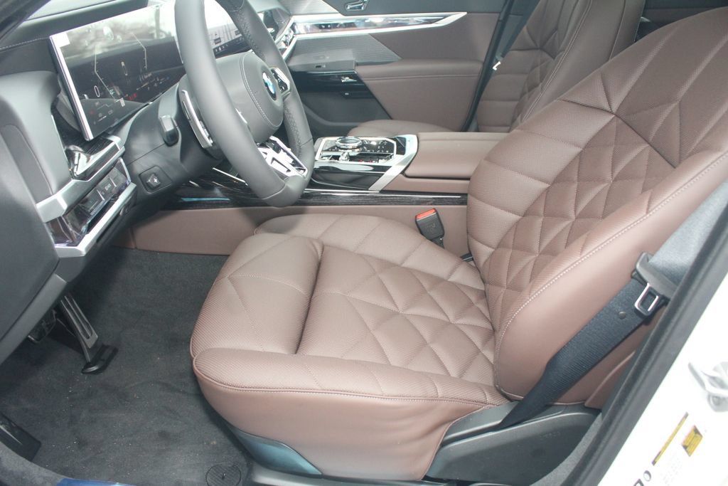 Used 2026 BMW 740i xDrive w/ Premium Package AWD/4WD image 19