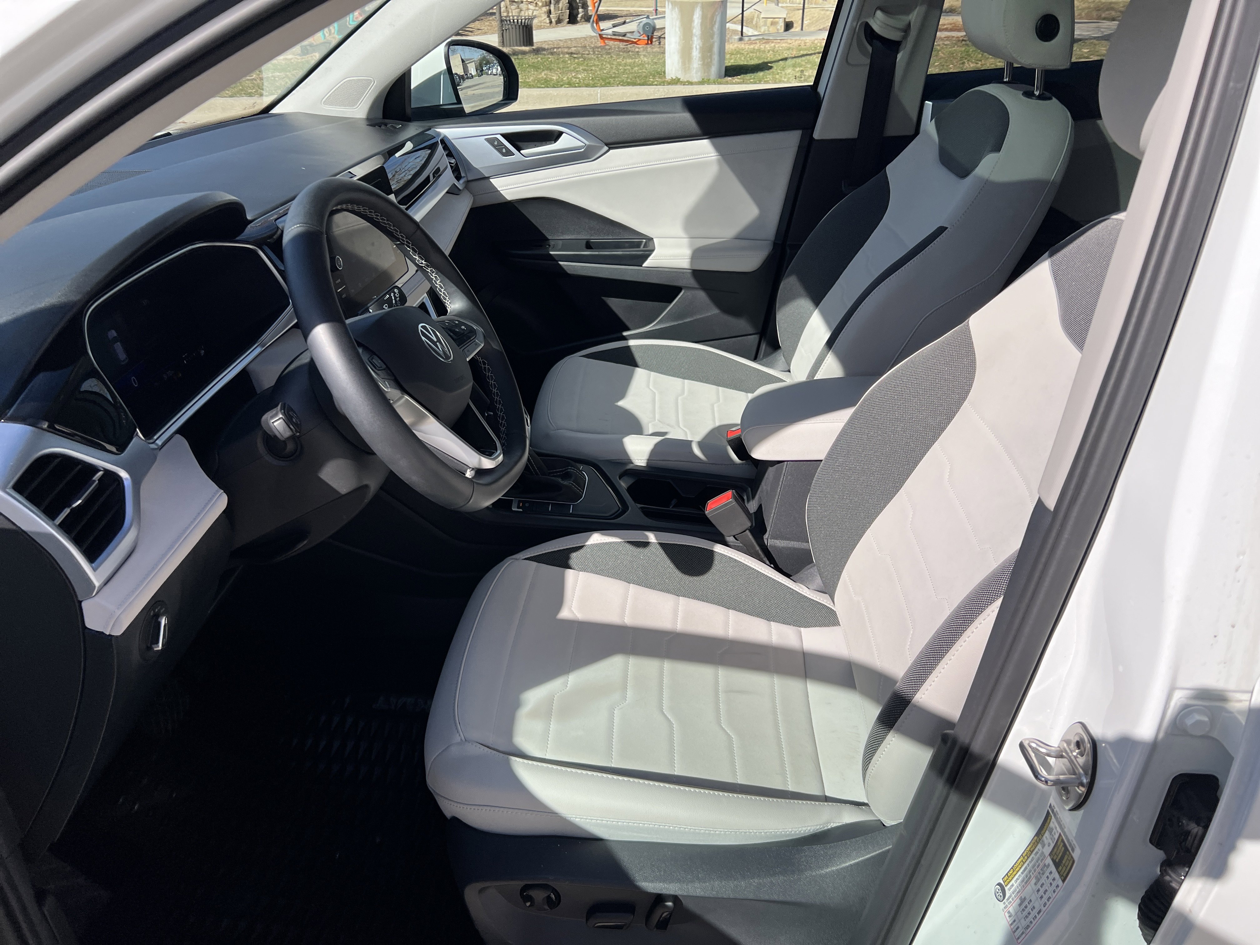 Certified 2025 Volkswagen Taos SE w/ Panoramic Sunroof Package FWD image 17
