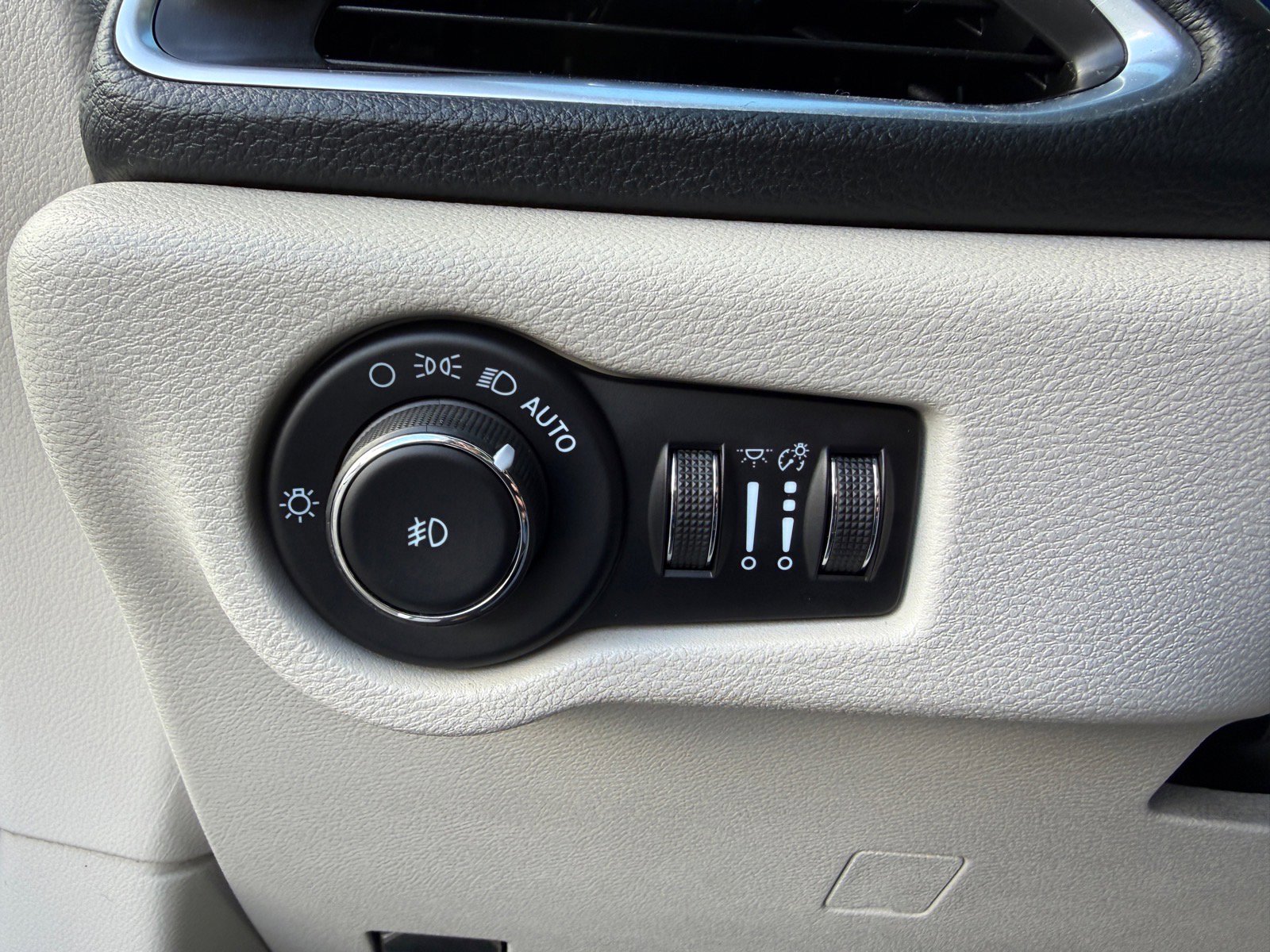 Used 2021 Chrysler Pacifica Limited image 26