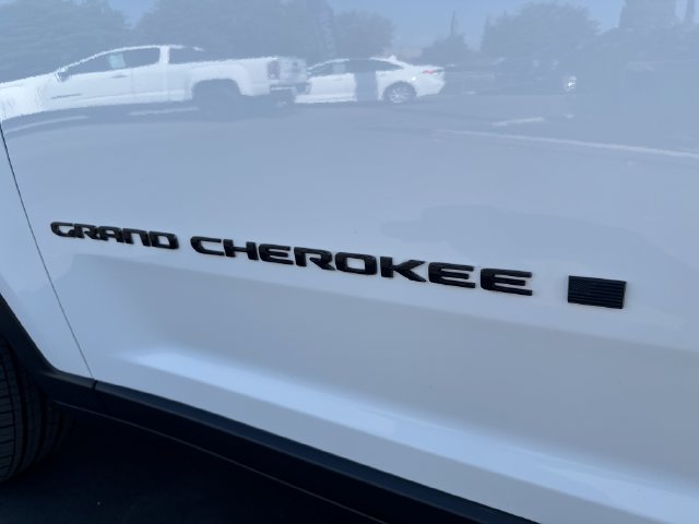 Used 2024 Jeep Grand Cherokee Altitude AWD/4WD image 12