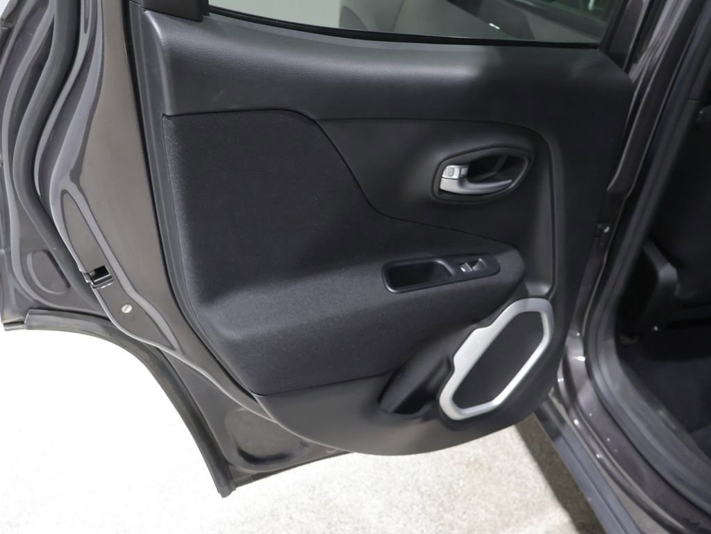 Used 2018 Jeep Renegade Latitude w/ UConnect 8.4 Nav Group AWD/4WD image 19