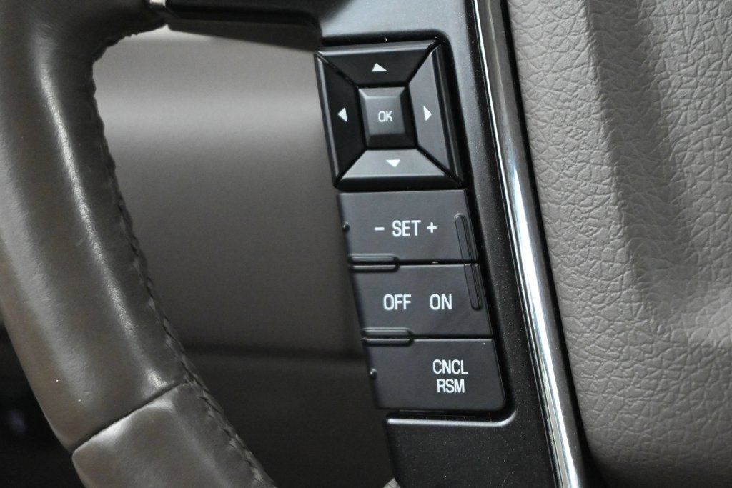 Used 2017 Lincoln Navigator Select RWD image 5