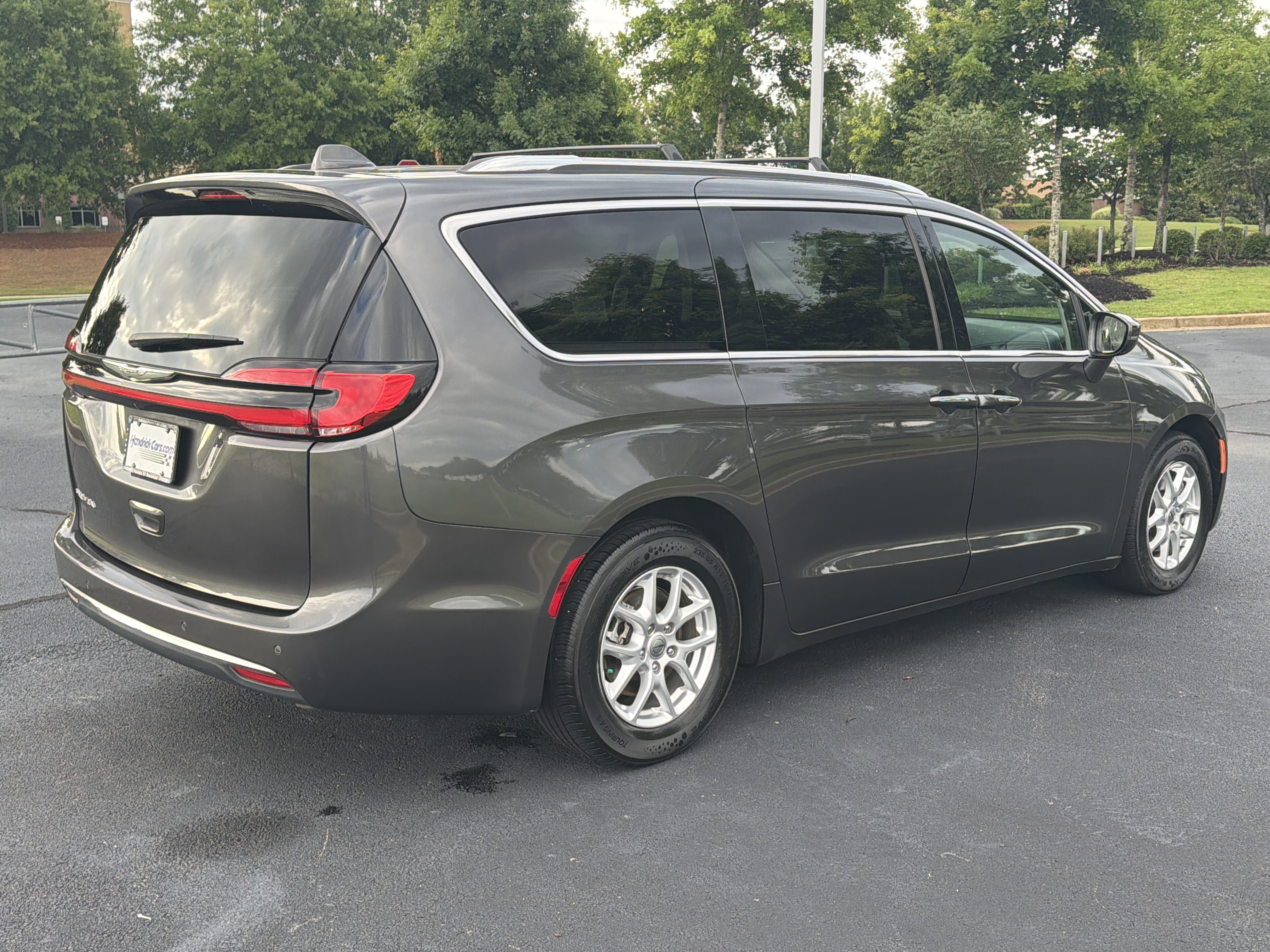 Used 2021 Chrysler Pacifica Touring-L FWD image 9