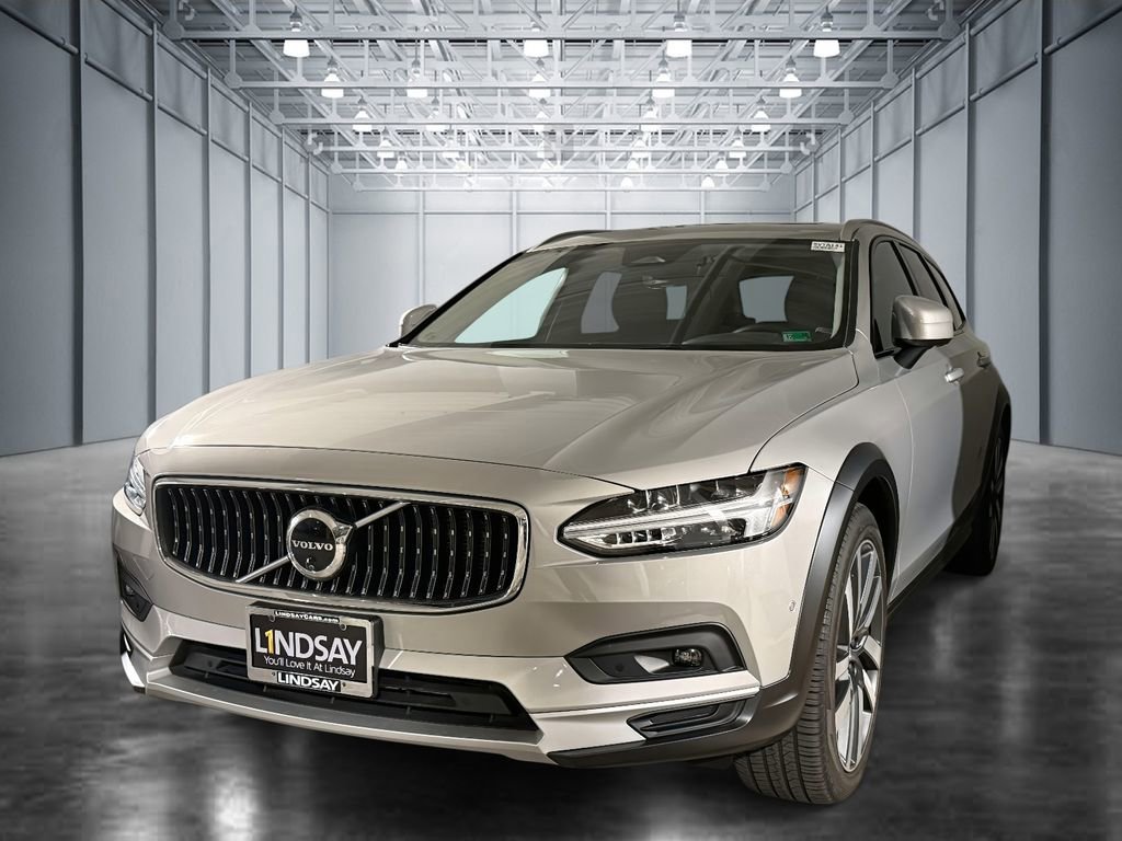 Used 2025 Volvo V90 B6 Cross Country Plus image 1
