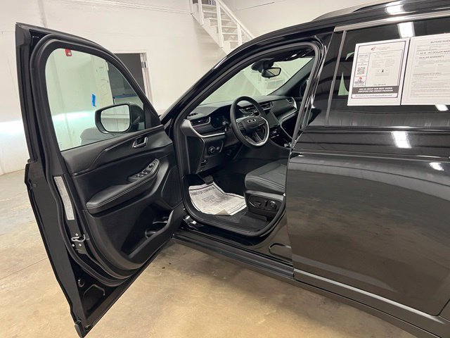 Used 2024 Jeep Grand Cherokee Laredo X RWD image 21