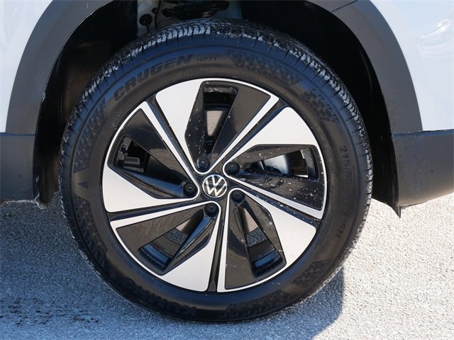 Certified 2025 Volkswagen Taos SE w/ Panoramic Sunroof Package image 9