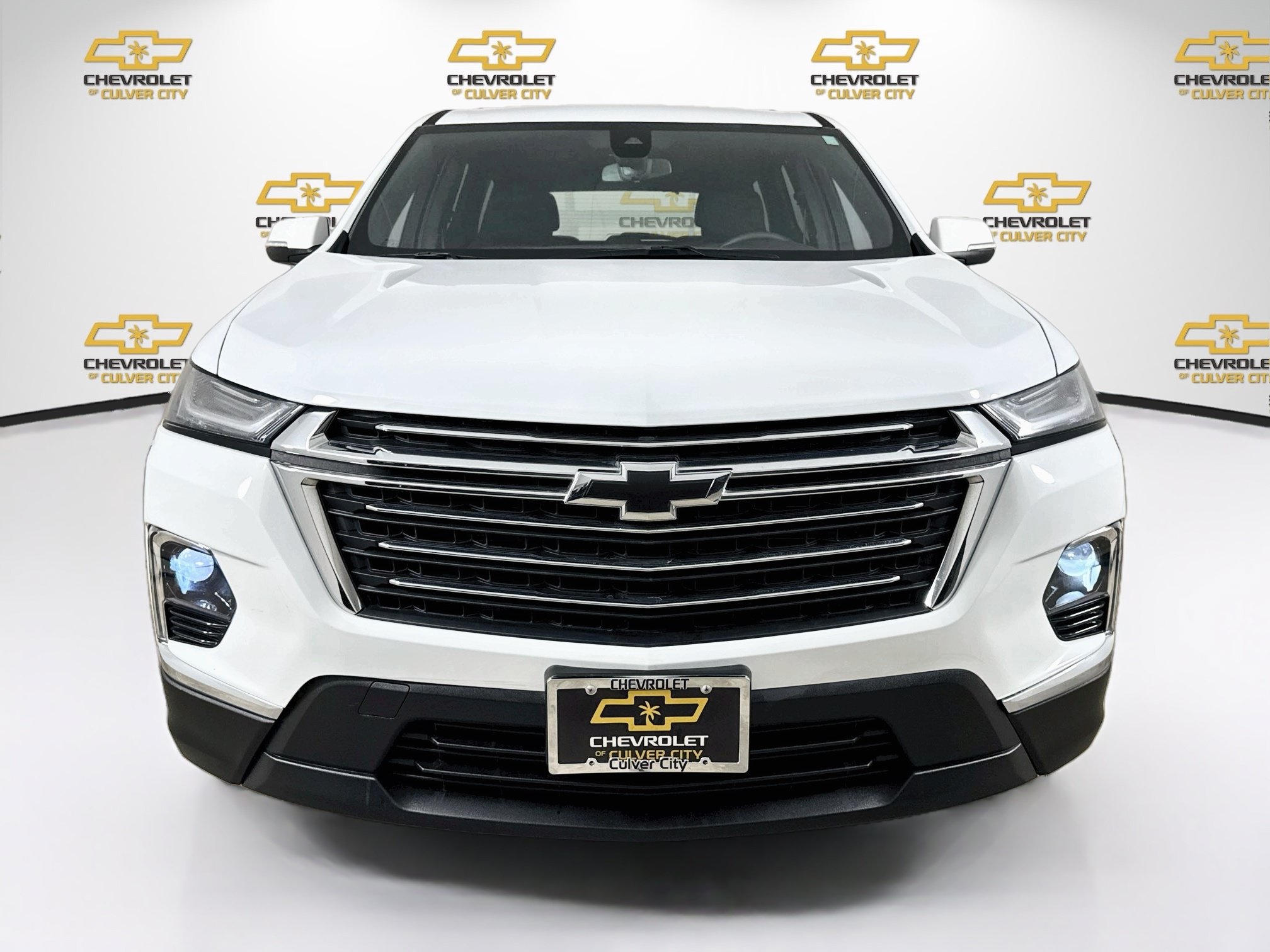 Used 2023 Chevrolet Traverse LT FWD image 2