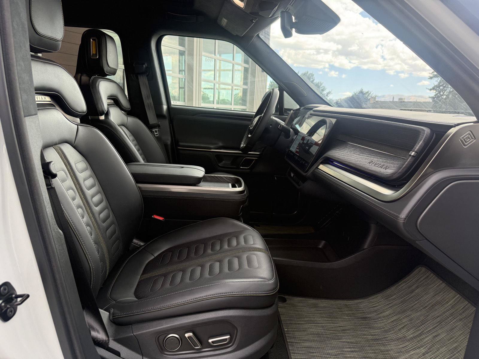 Used 2023 Rivian R1S Adventure AWD/4WD image 25