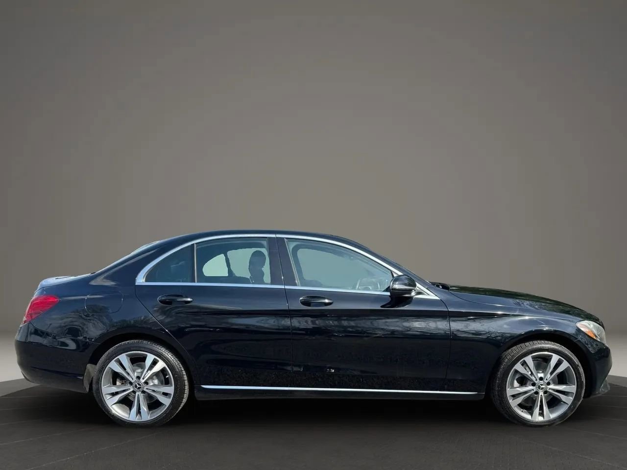 Used 2018 Mercedes-Benz C 300 4MATIC Sedan image 4