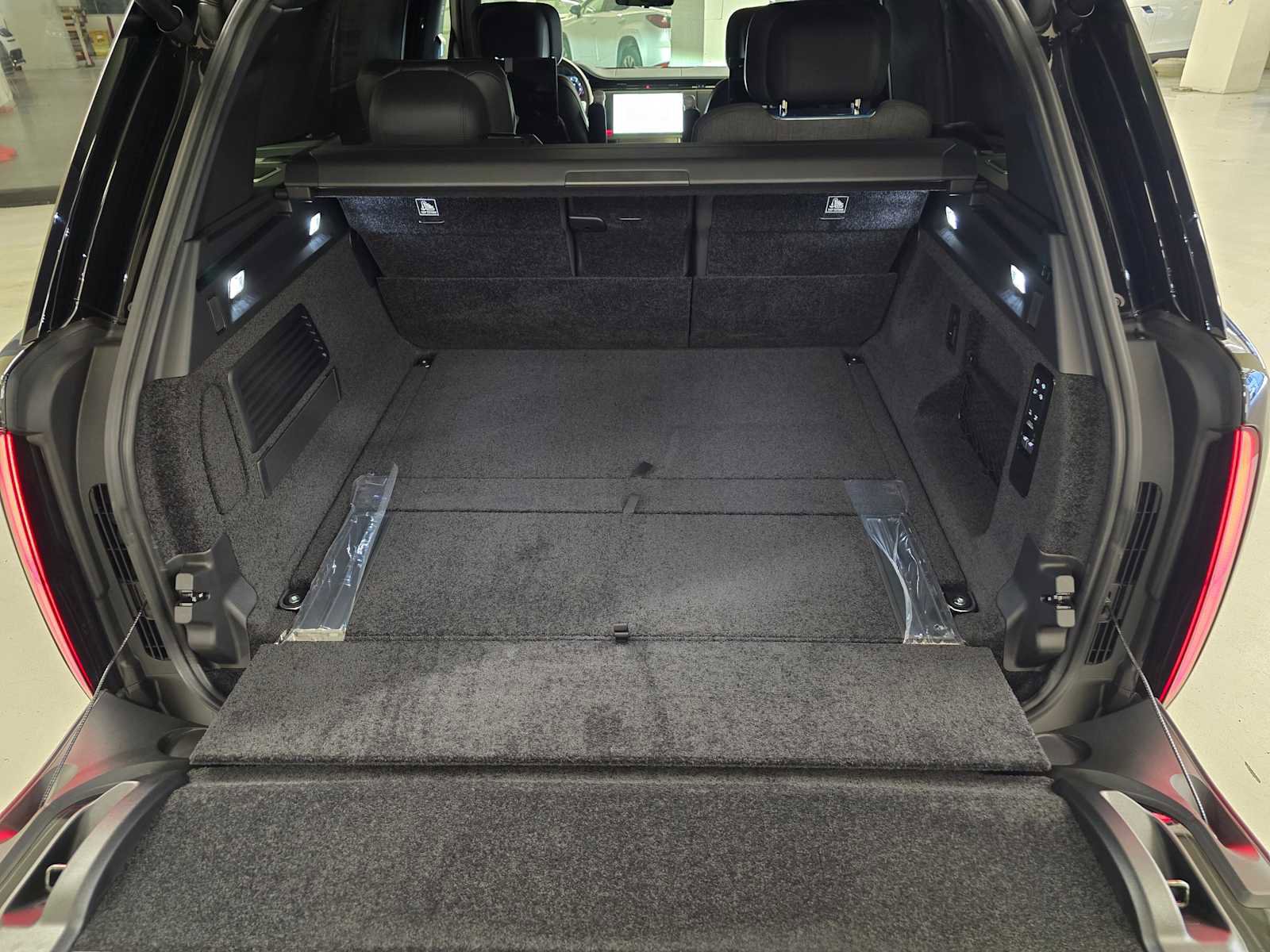 New 2025 Land Rover Range Rover SV image 16