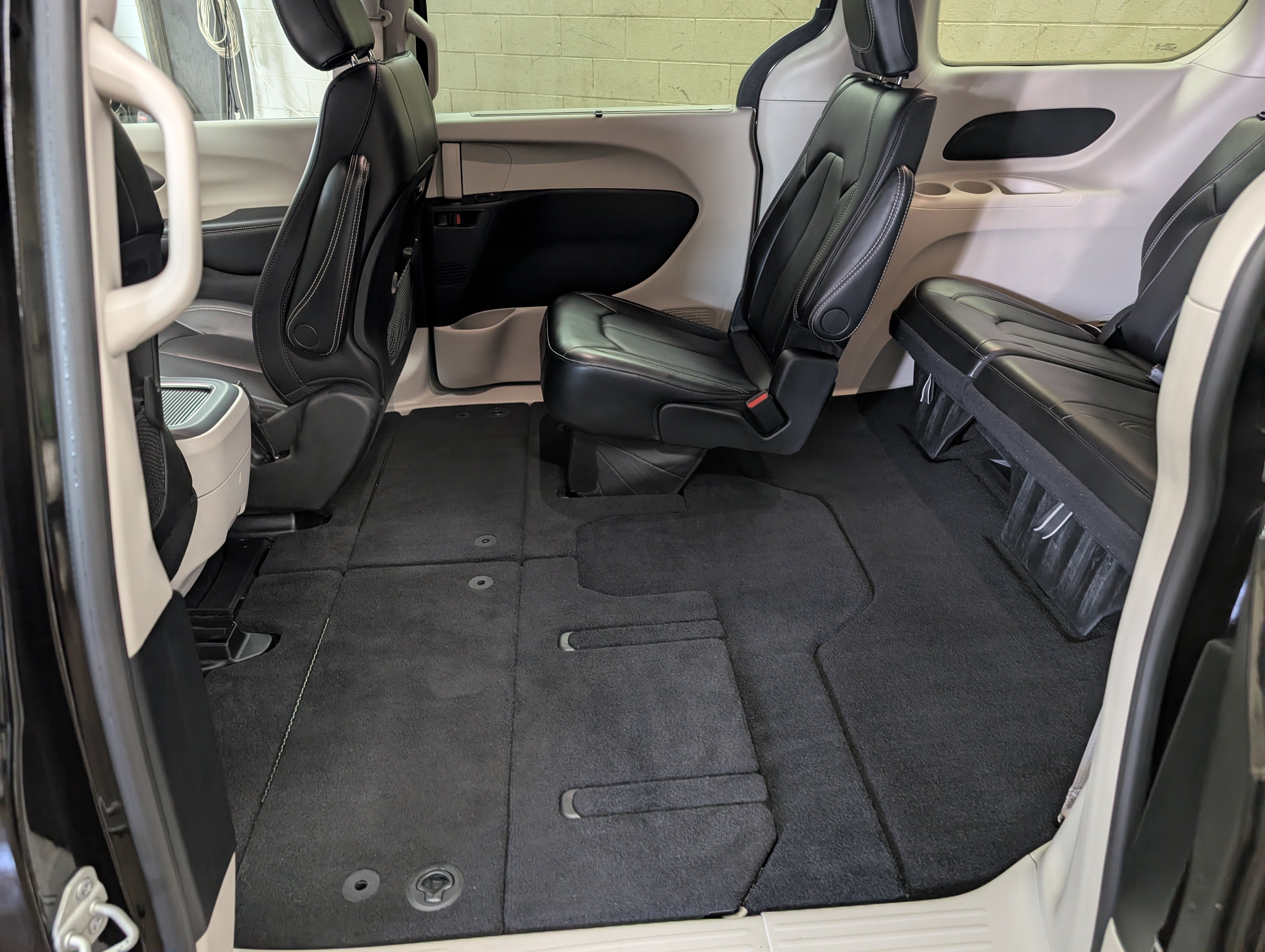 Used 2024 Chrysler Pacifica Touring-L FWD image 8