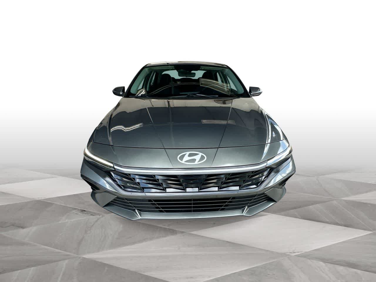 Used 2026 Hyundai Elantra SE FWD image 3