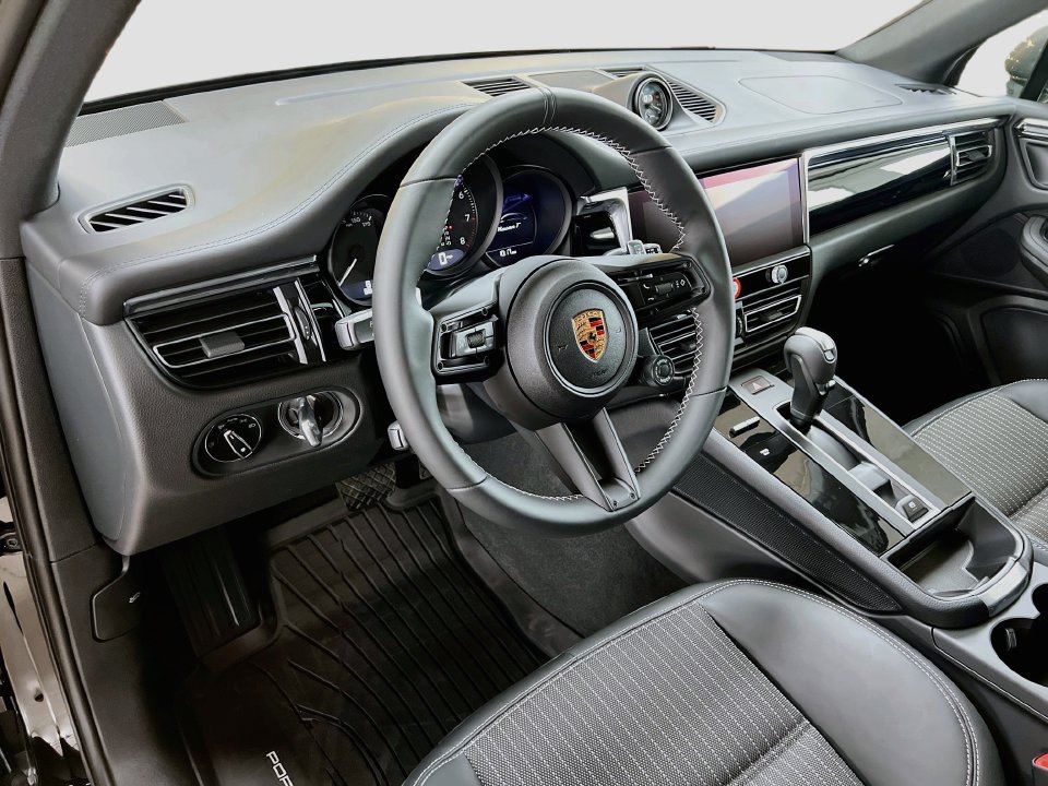 New 2026 Porsche Macan Turbo AWD/4WD image 4