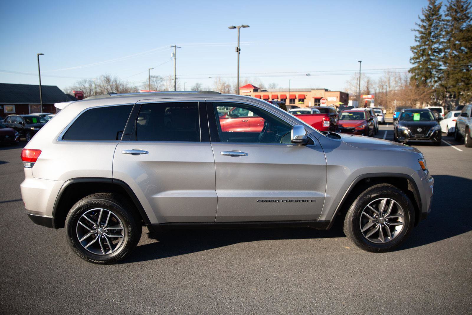 Used 2018 Jeep Grand Cherokee Limited image 2