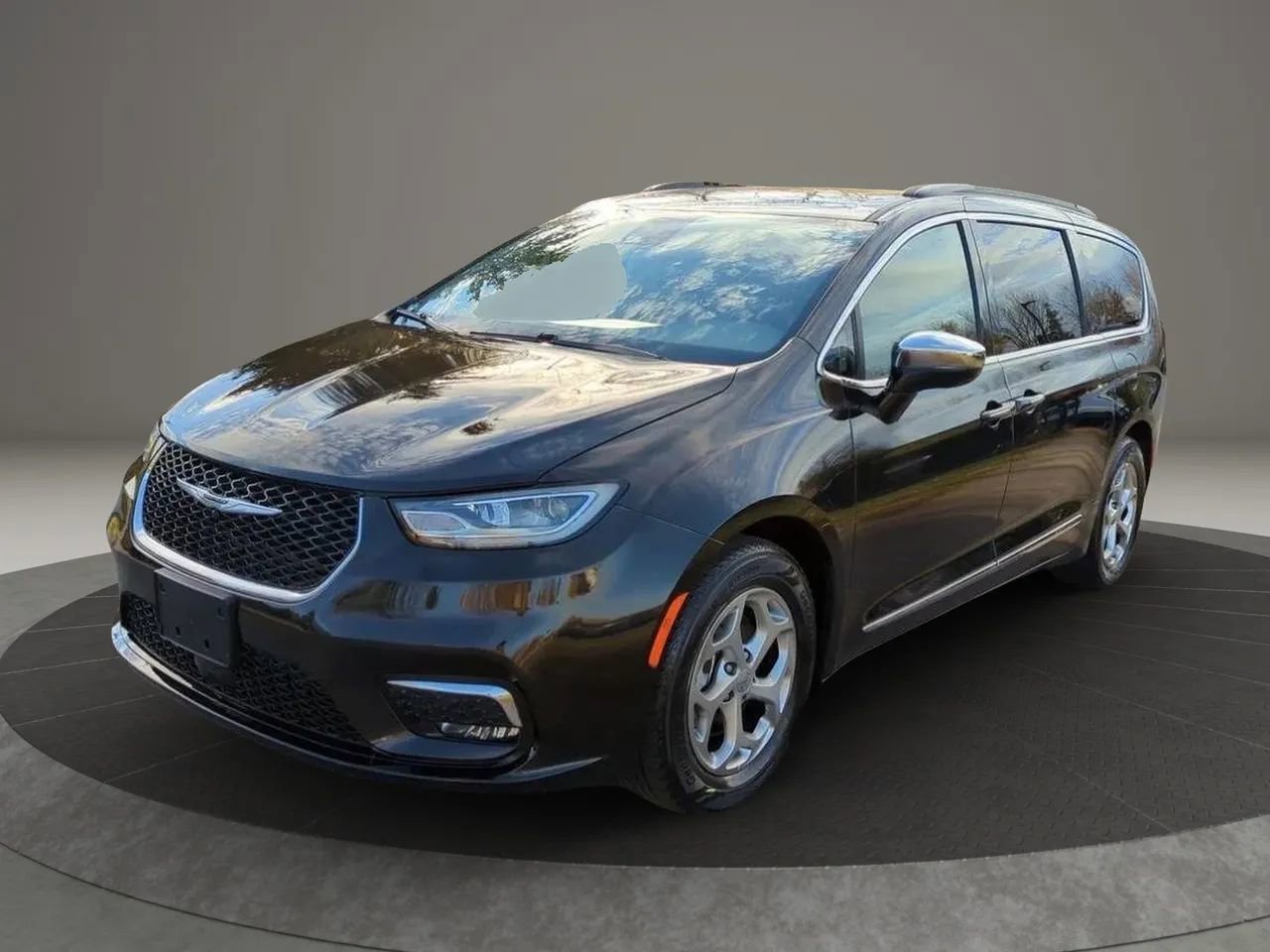 Used 2023 Chrysler Pacifica Limited FWD image 2
