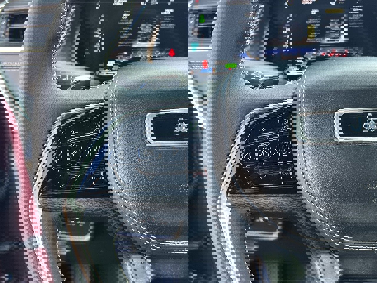 Used 2023 Jeep Grand Cherokee Overland w/ Luxury Tech Group IV image 12