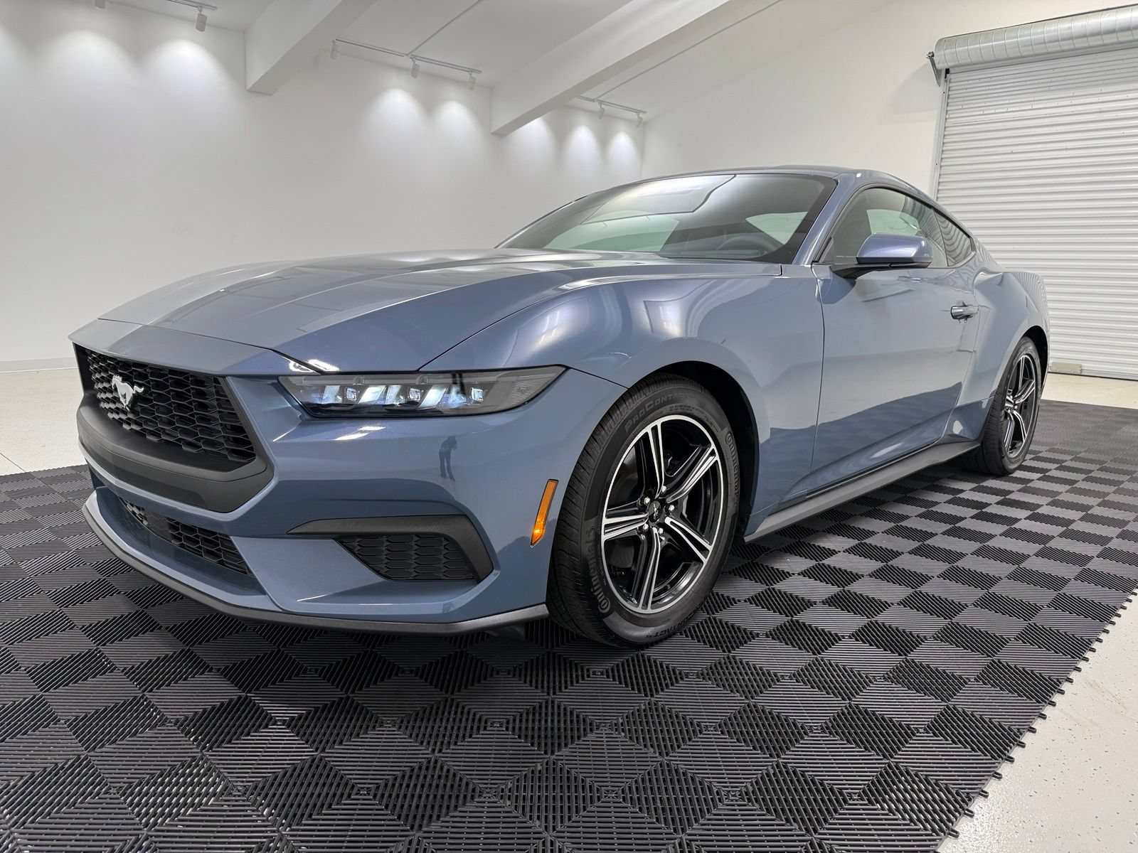 Used 2025 Ford Mustang Coupe RWD image 3