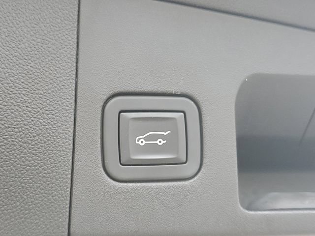 Certified 2017 Cadillac XT5 Luxury w/ Driver Awareness Package FWD image 8