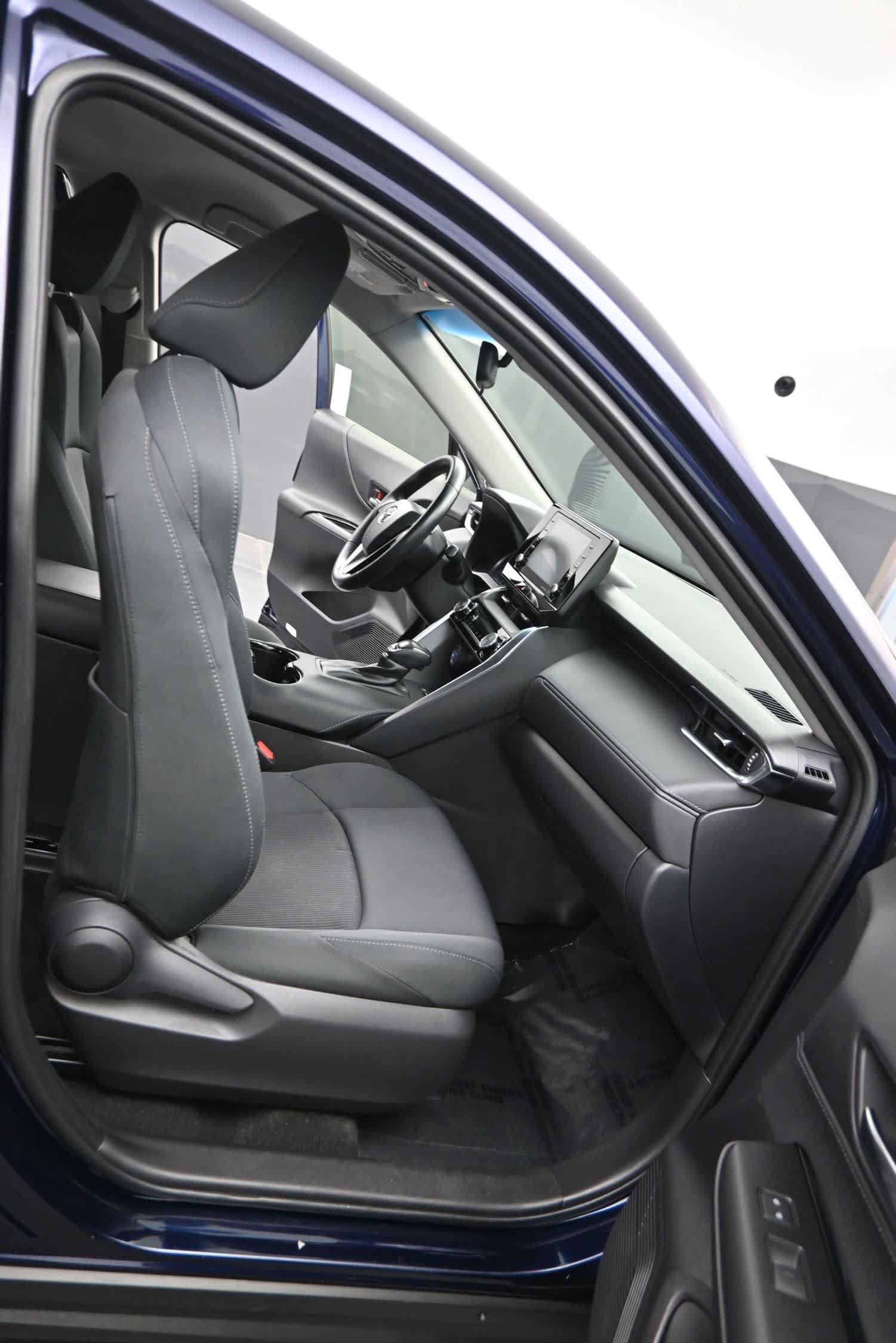 Used 2021 Toyota Venza LE AWD/4WD image 18