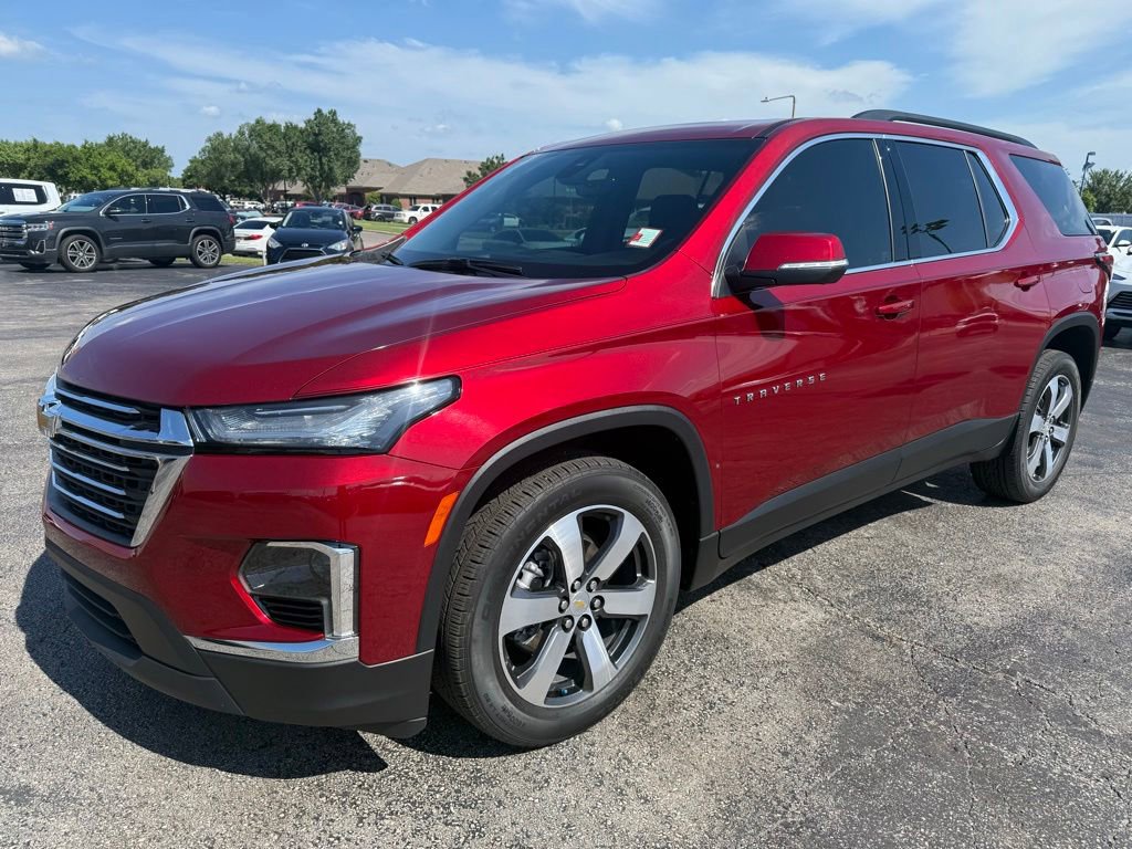 Used 2023 Chevrolet Traverse LT w/ LT Premium Package AWD/4WD image 2