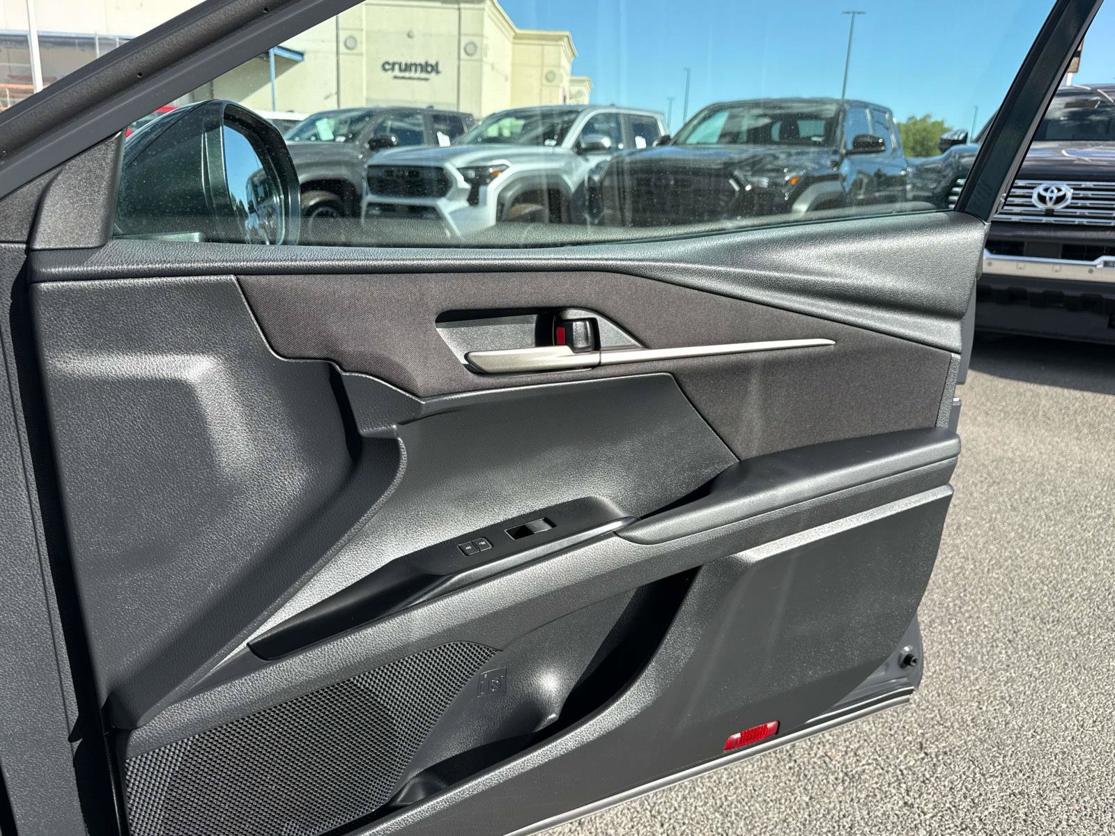 Used 2025 Toyota Camry XLE AWD/4WD image 19