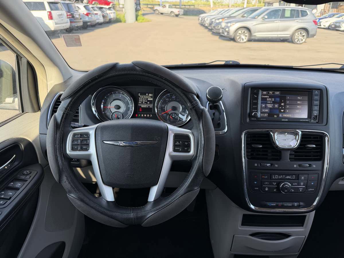 Used 2014 Chrysler Town & Country Touring-L w/ Driver Convenience Group FWD image 21