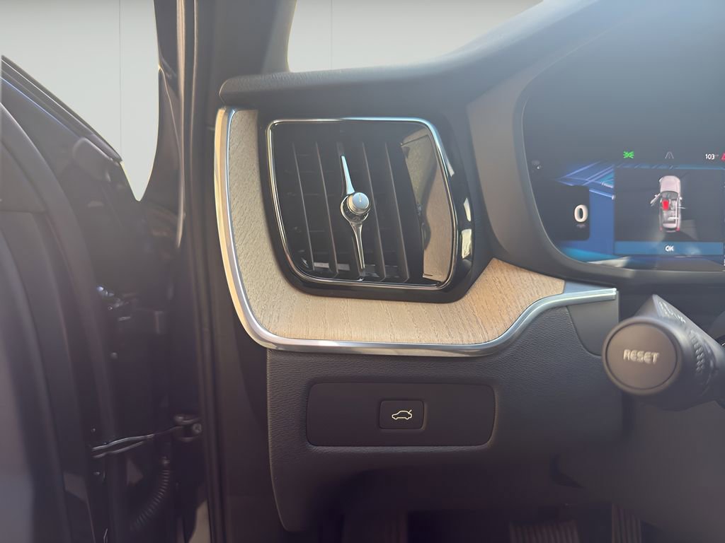 New 2026 Volvo XC60 B5 Plus w/ Climate Package PRO AWD/4WD image 12