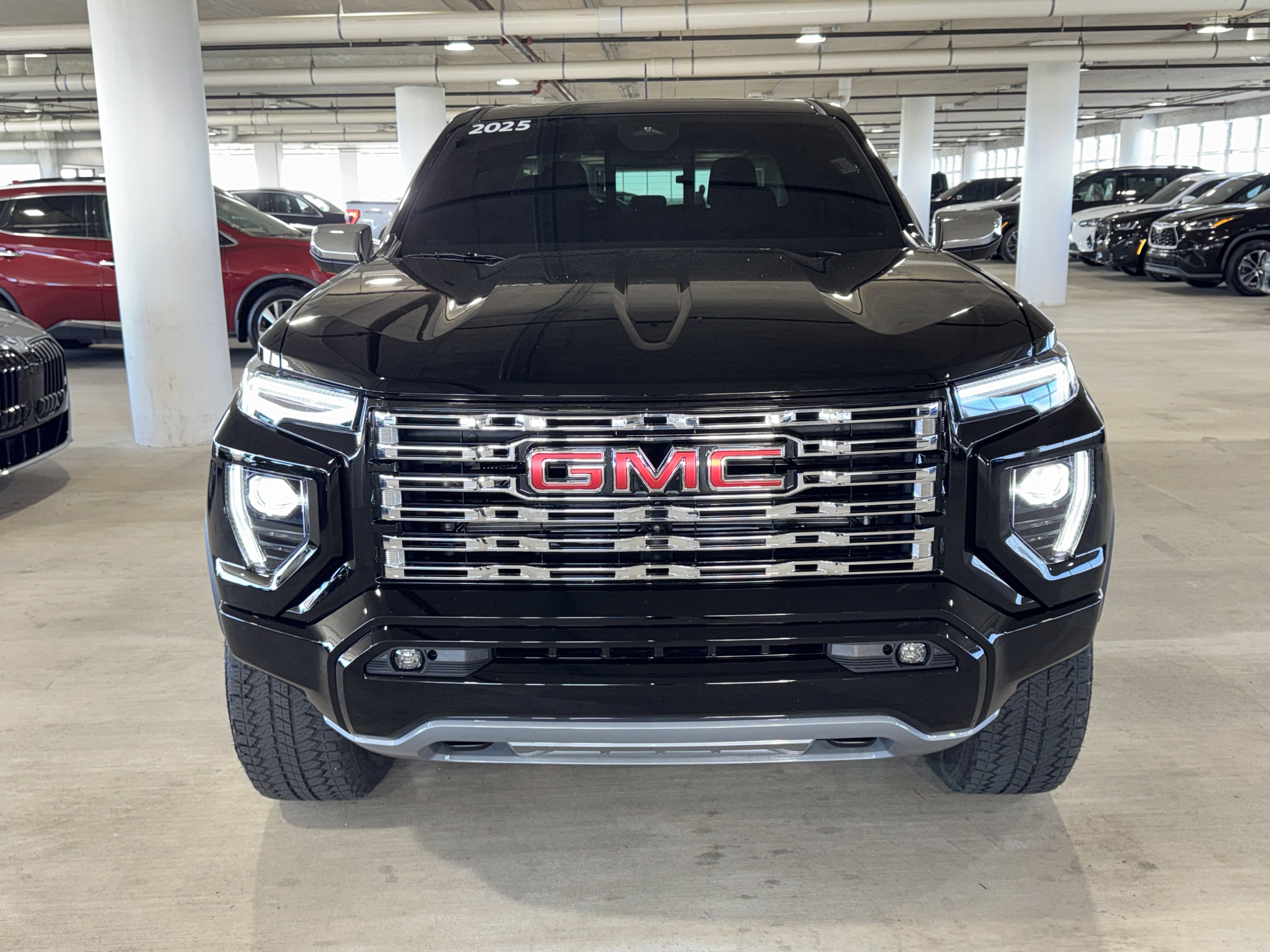 Used 2025 GMC Canyon Denali image 3