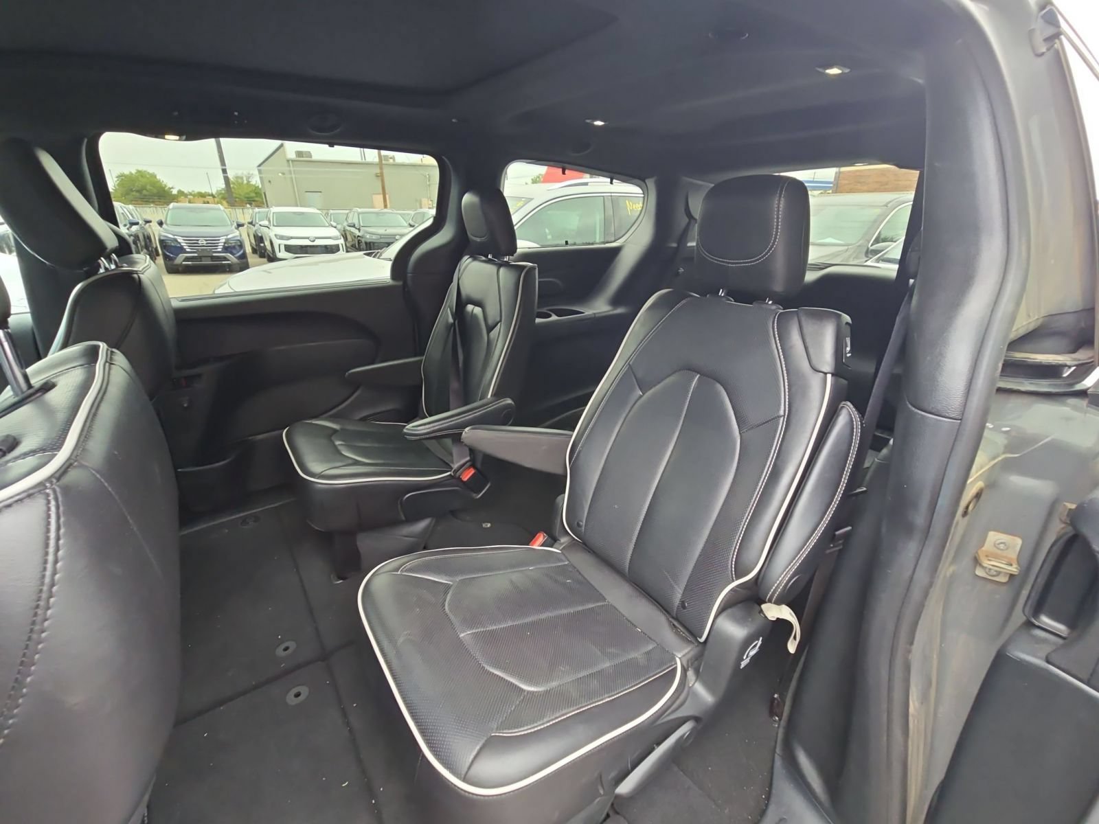 Used 2025 Chrysler Pacifica Limited FWD image 8