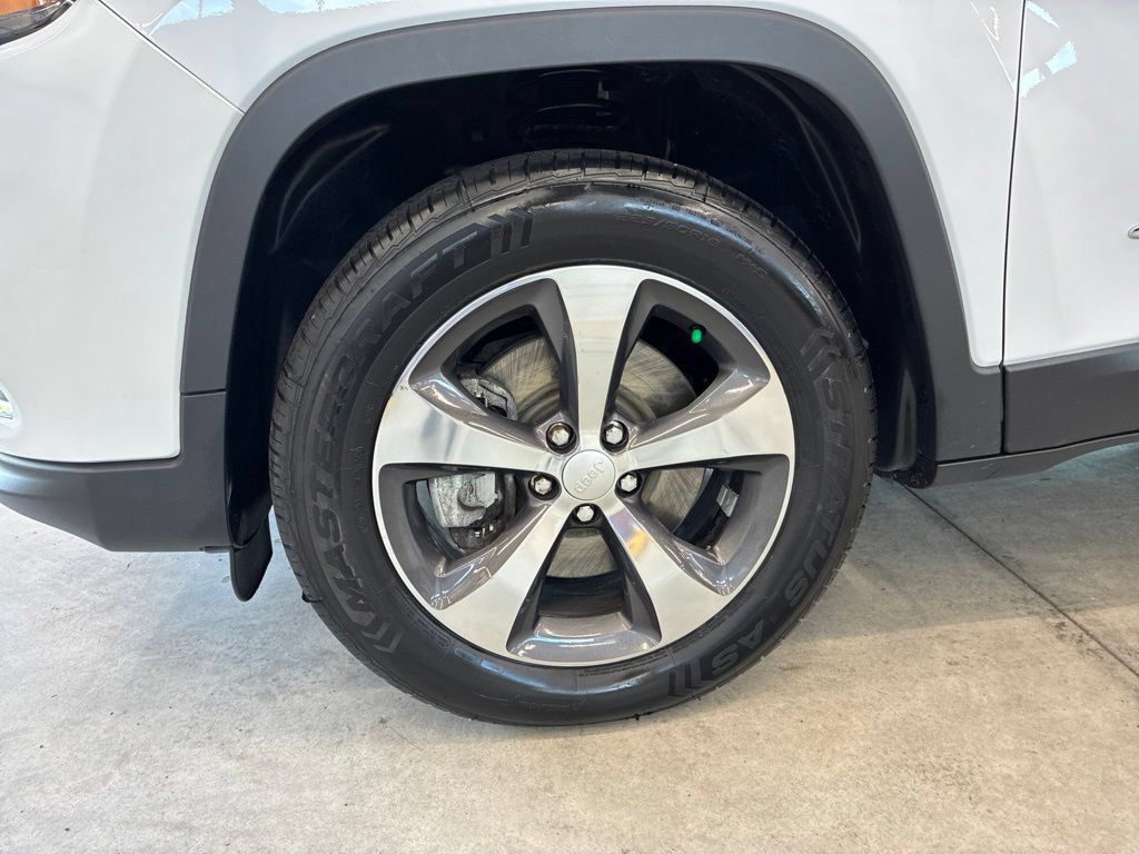 Used 2019 Jeep Cherokee Limited AWD/4WD image 10