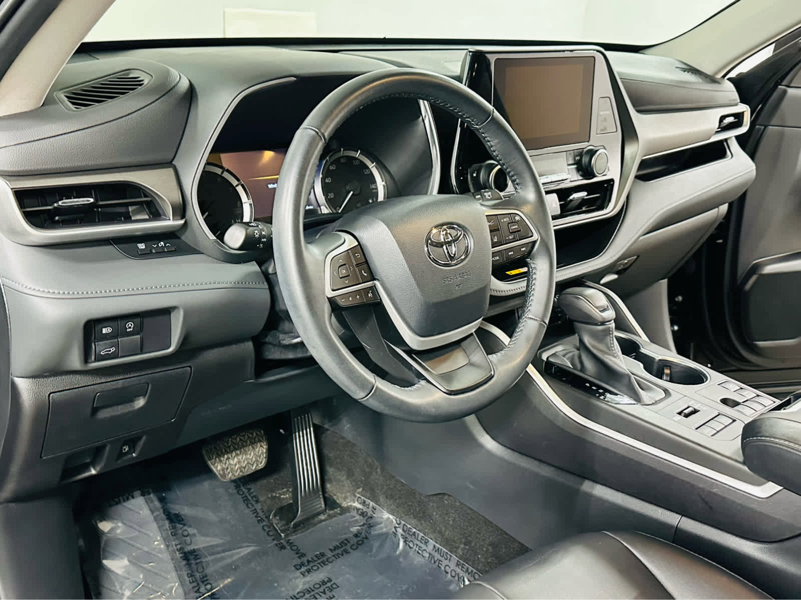 Used 2023 Toyota Highlander XLE AWD/4WD image 10