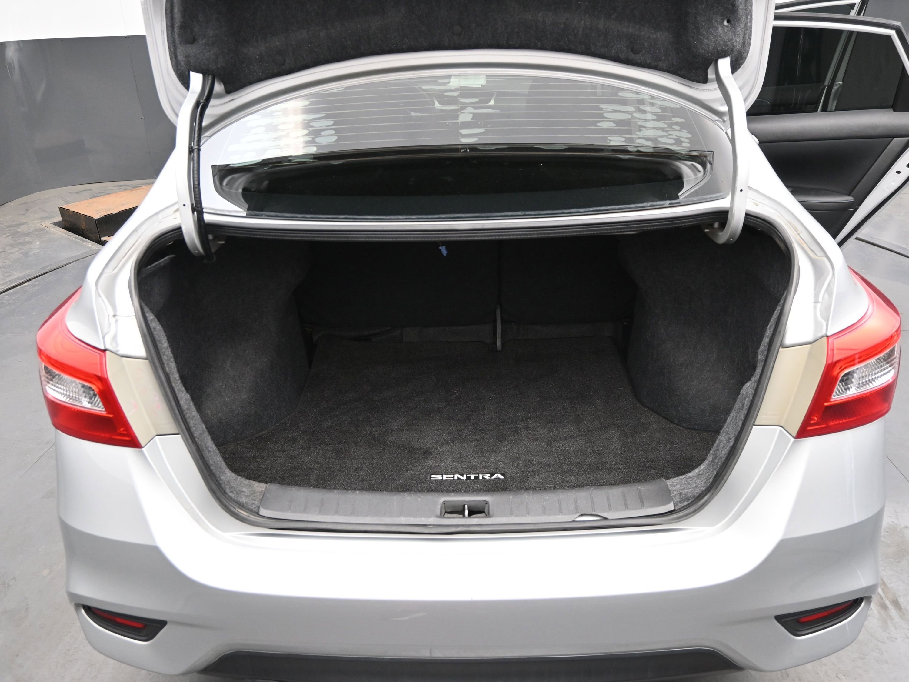 Used 2018 Nissan Sentra SR w/ Technology Package image 14