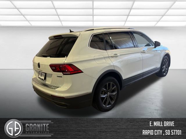 Used 2024 Volkswagen Tiguan SE w/ Panoramic Sunroof Package image 5