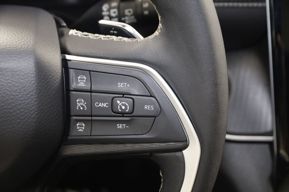 Used 2024 Jeep Grand Cherokee L Altitude AWD/4WD image 33