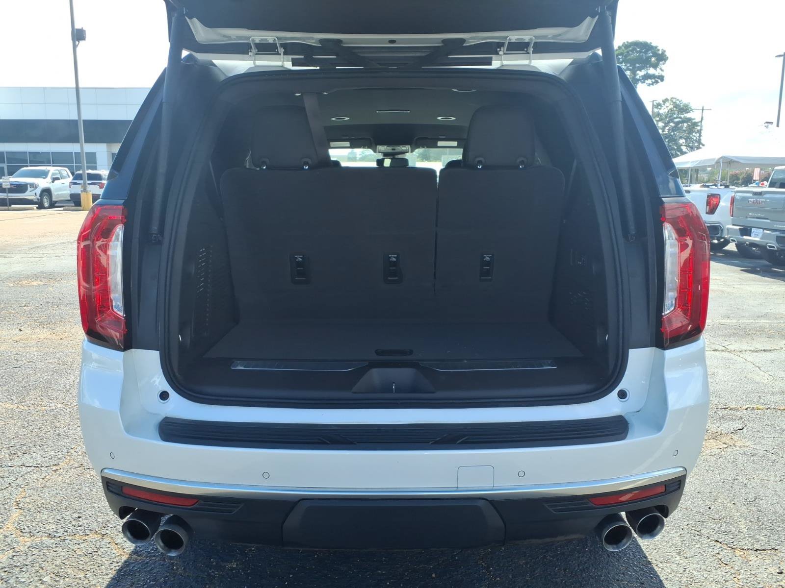 Used 2023 GMC Yukon Denali RWD image 6