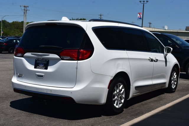 Used 2020 Chrysler Pacifica Touring-L FWD image 11