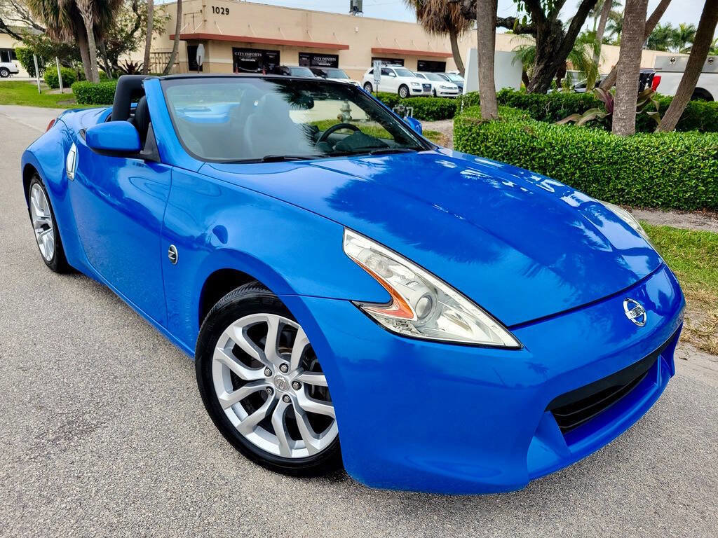 Used 2010 Nissan 370Z Touring image 2