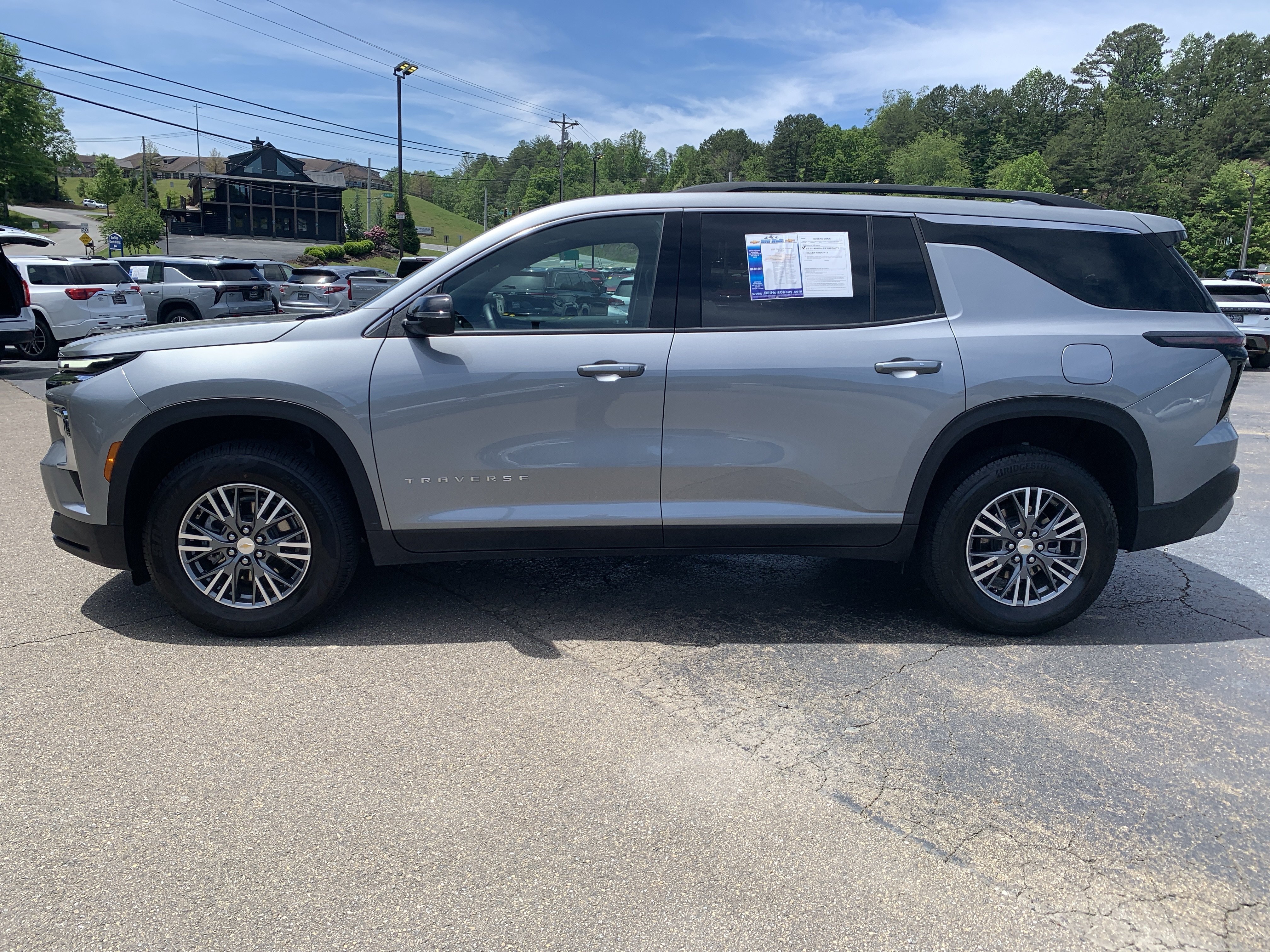 Used 2025 Chevrolet Traverse LT FWD image 14
