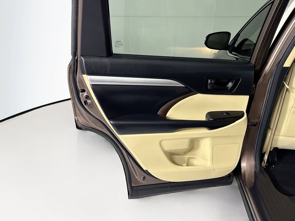 Used 2018 Toyota Highlander Plus FWD image 26