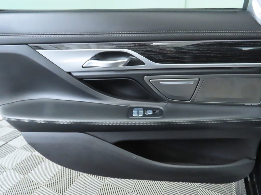 Used 2022 BMW 750i xDrive w/ Executive Package image 27