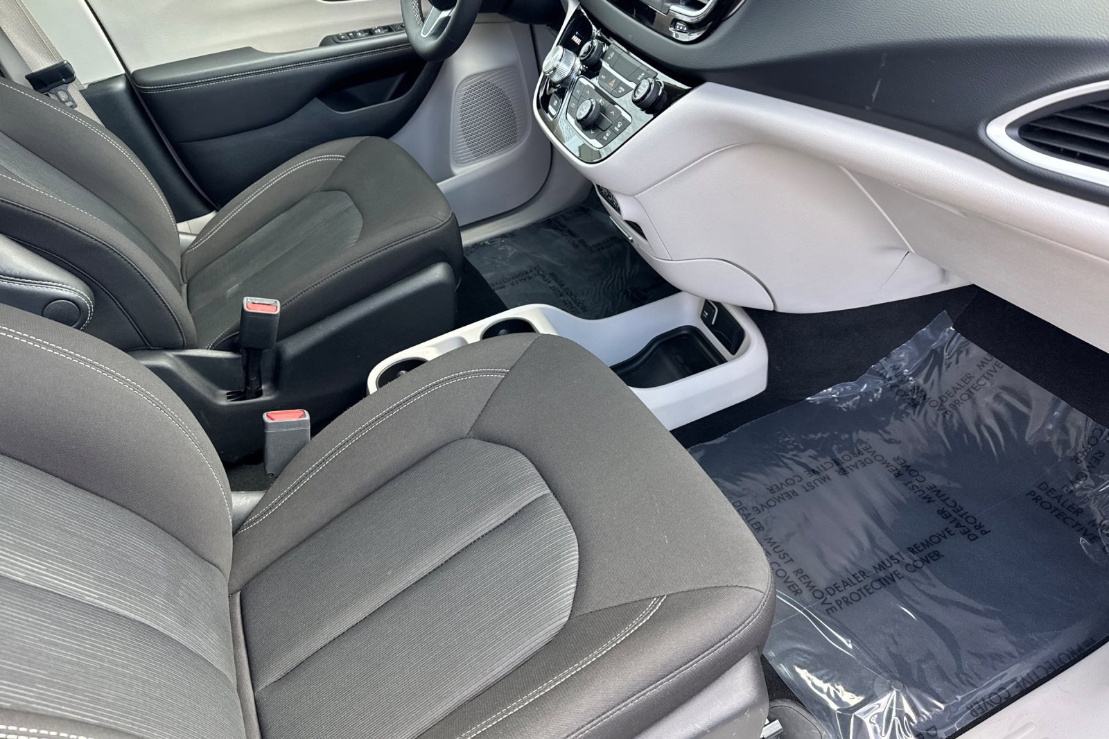 Used 2024 Chrysler Voyager LX image 18