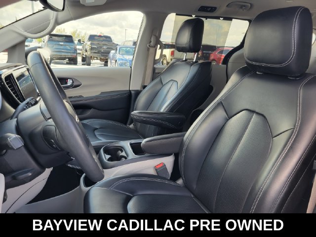 Used 2023 Chrysler Pacifica Touring-L FWD image 16