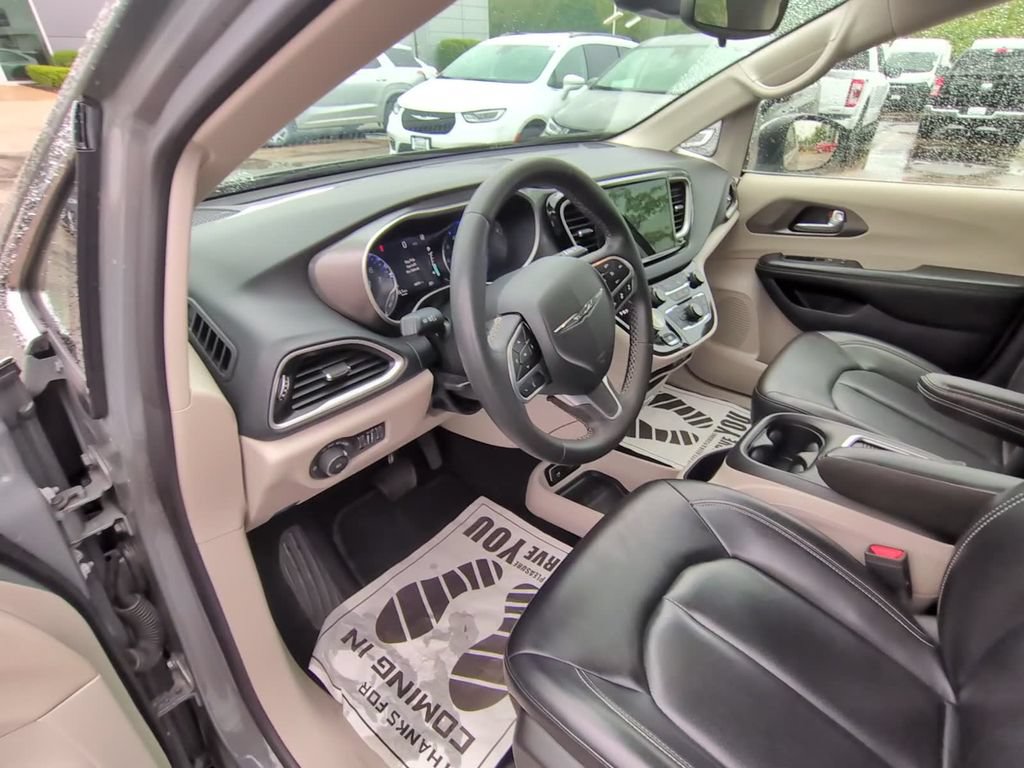 Used 2023 Chrysler Pacifica Touring-L FWD image 10